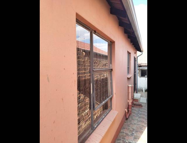 2 BEDROOM PROPERTY TO RENT IN FLEURHOF